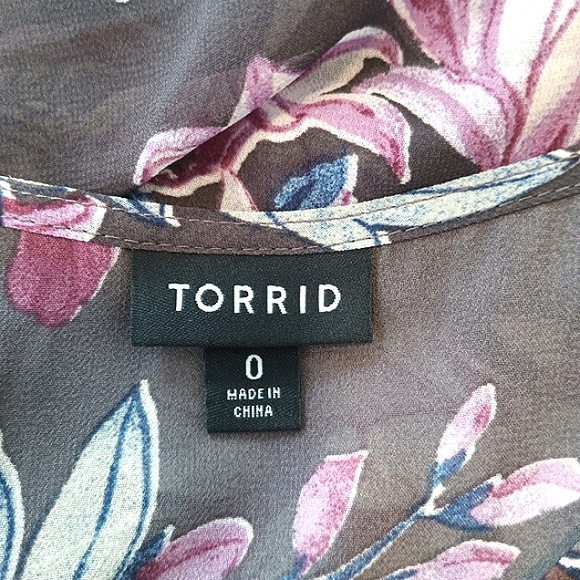 🎁 NWOT Torrid, Sheer, Hi-Lo Tunic. Elastic Waist, Short Sleeves, Fabric Buttons - Picture 14 of 16